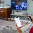 El Chromecast no requiere un cable adicional más allá de los que ya vienen con el dispositivo.