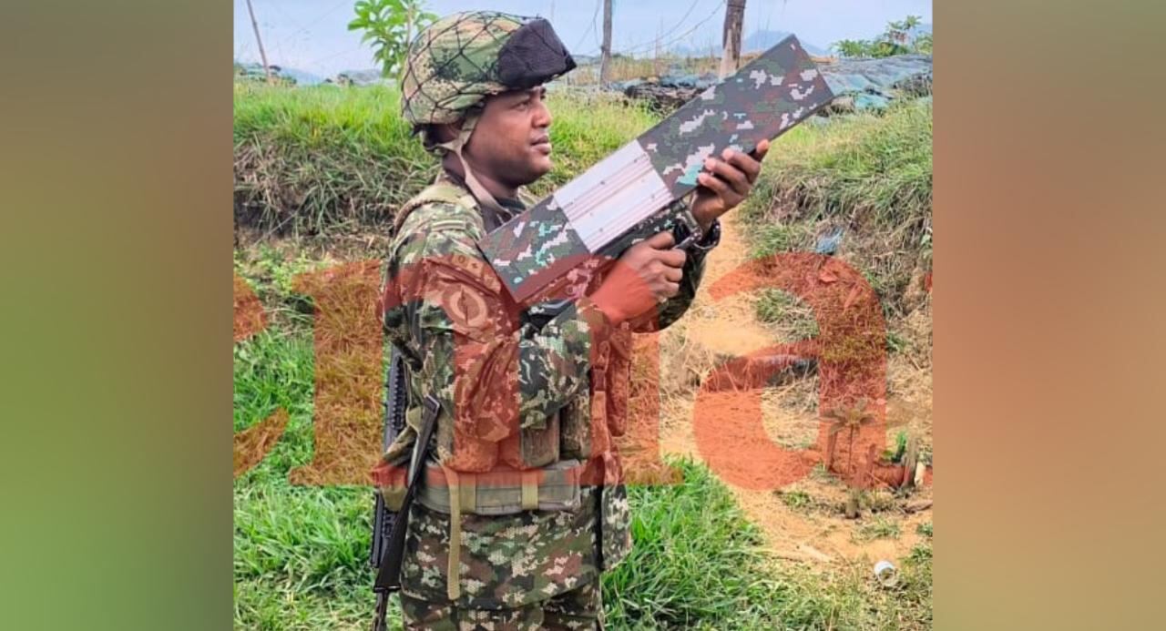 Militar realiza prueba con arma antidrones en el Cauca.
