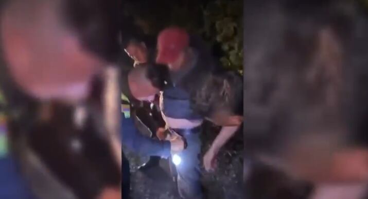 Policía requisa a uno de los presuntos ladrones en Yacopí.