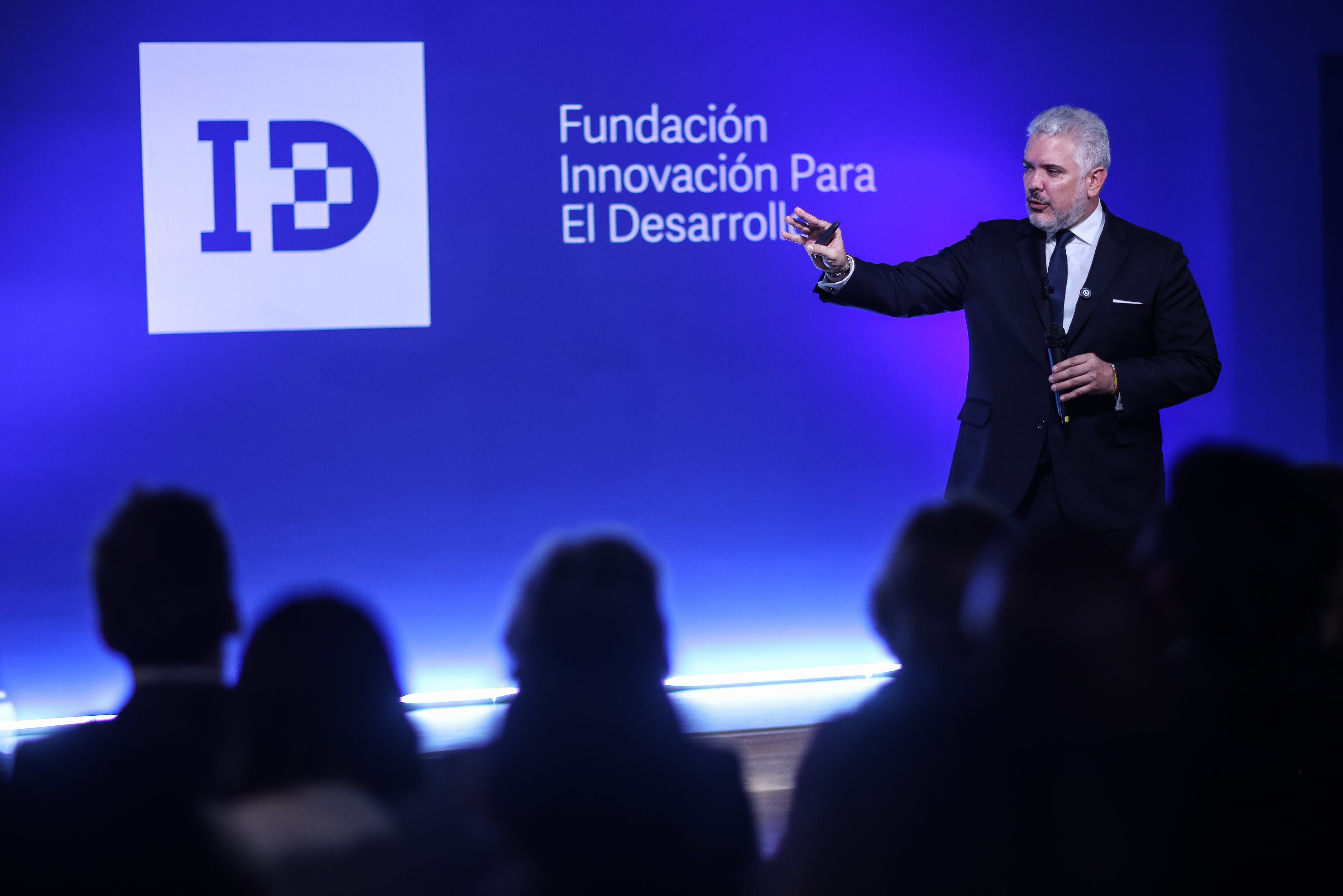 Bogotá. Julio 02 de 2025. El expresidente de Colombia , Iván Duque, presentó su más reciente libro,  Fuerza y verdad: conversaciones en Oxford sobre el futuro del humanismo, en un conversatorio que se realizó en la Fundación Innovación para el Desarrollo.