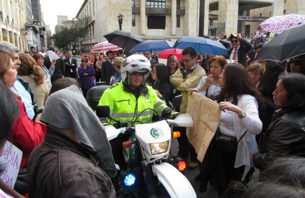 Los funcionarios que protestaban bloquearon la carrera octava, costado occidental de la plaza de Bolivar, impidiendo el paso de vehículos. La policía por su parte permanecía atenta para evitar que se generaran desórdenes.