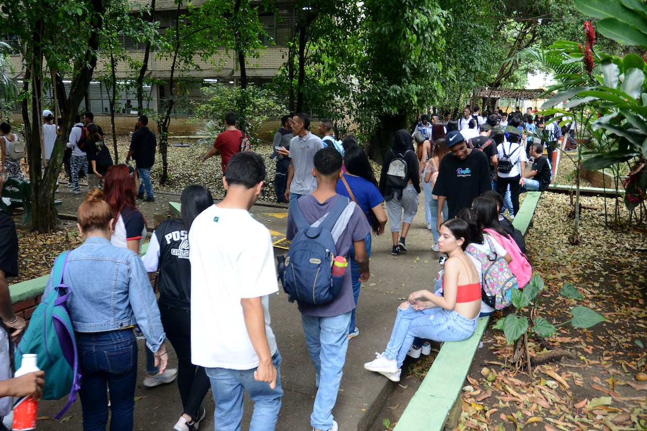 Cerca de 660 mil estudiantes y ciudadanos inscritos presentaron las pruebas Saber 11 calendario A, Pre Saber y Validación del Bachillerato Académico. El Icfes realizo las pruebas de estado por medio de tres exámenes en una jornada única, en dos sesiones: mañana y tarde, bajo la modalidad de lápiz y papel en sitio de aplicación. foto José L Guzmán. El País, agosto 13-23