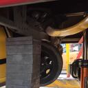 Con gatos hidráulicos lograron levantar el bus de Transmilenio