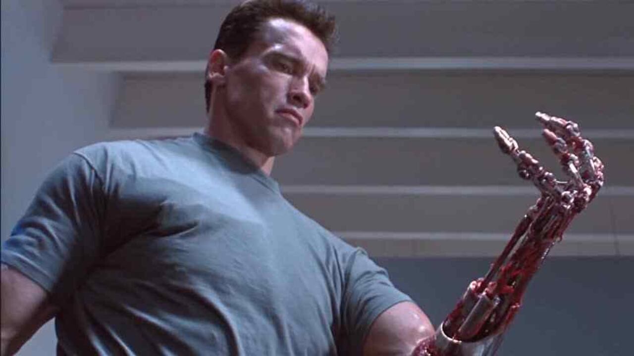 Escena de la película Terminador en 
donde la máquina muestra que tiene tejido muscular artificial.