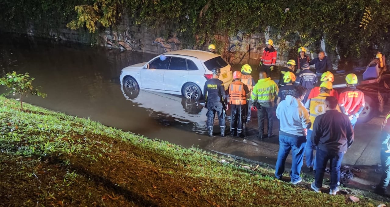 Vehículo quedó atrapado en una inundación en Medellín y dejó muertos.