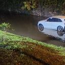 Vehículo quedó atrapado en una inundación en Medellín y dejó muertos.