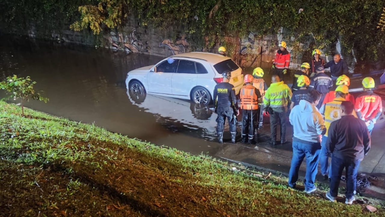 Vehículo quedó atrapado en una inundación en Medellín y dejó muertos.
