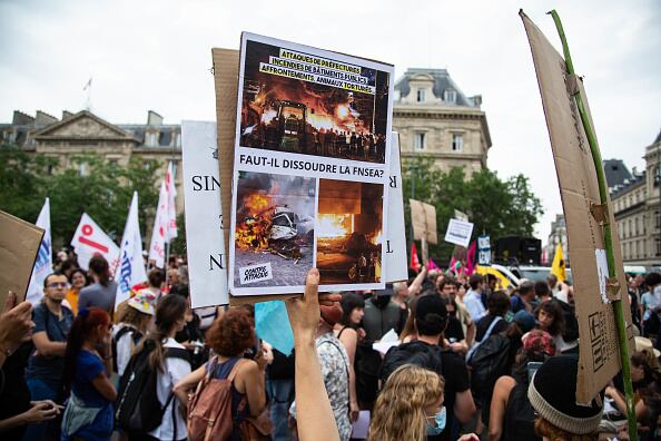 Una protesta en homenaje a Nahel, un adolescente asesinado por un policía después de que se negara a detenerse para un control de tráfico en la ciudad de Nanterre. (Foto de Ibrahim Ezzat/NurPhoto vía Getty Images)
