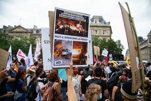 Una protesta en homenaje a Nahel, un adolescente asesinado por un policía después de que se negara a detenerse para un control de tráfico en la ciudad de Nanterre. (Foto de Ibrahim Ezzat/NurPhoto vía Getty Images)