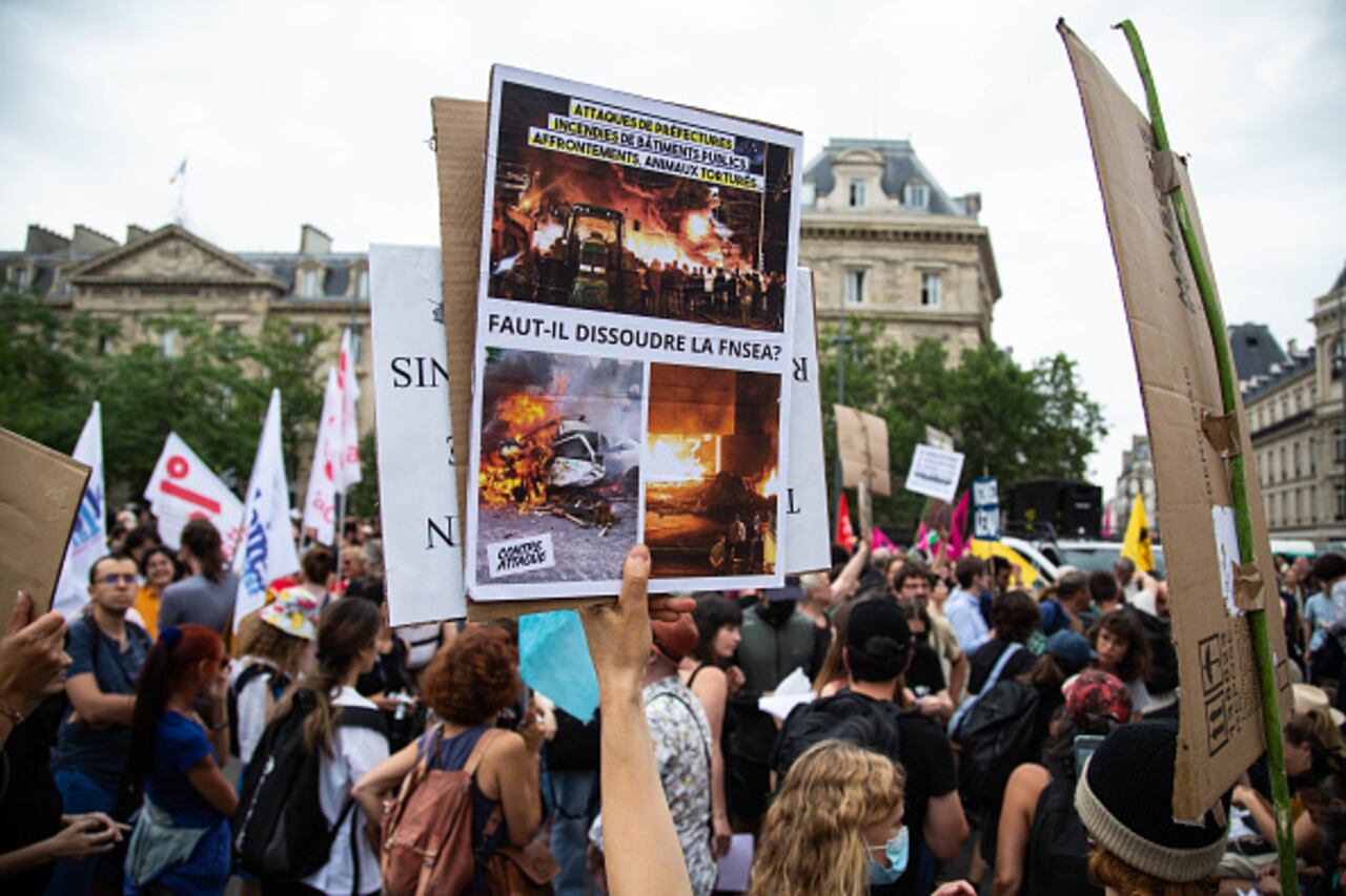 Una protesta en homenaje a Nahel, un adolescente asesinado por un policía después de que se negara a detenerse para un control de tráfico en la ciudad de Nanterre. (Foto de Ibrahim Ezzat/NurPhoto vía Getty Images)