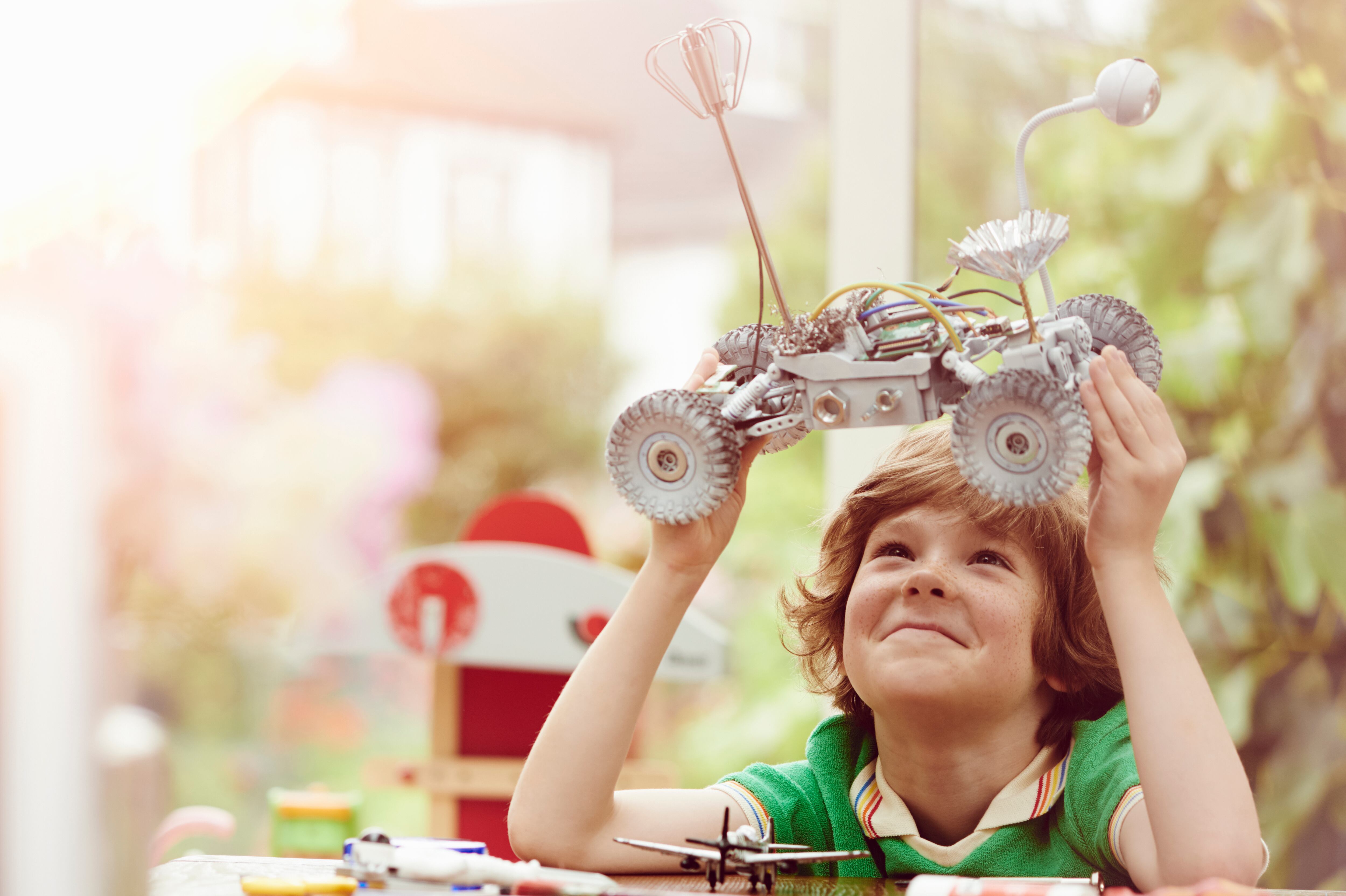 Los juguetes inteligentes fomentan habilidades cognitivas esenciales.