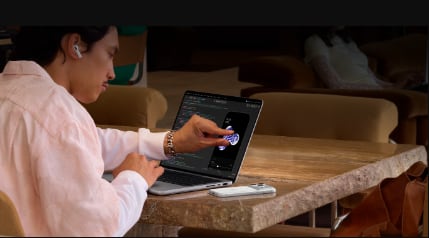MacBook Pro con pantalla táctil, impulsado por los chips M5 Pro y M5 Max.