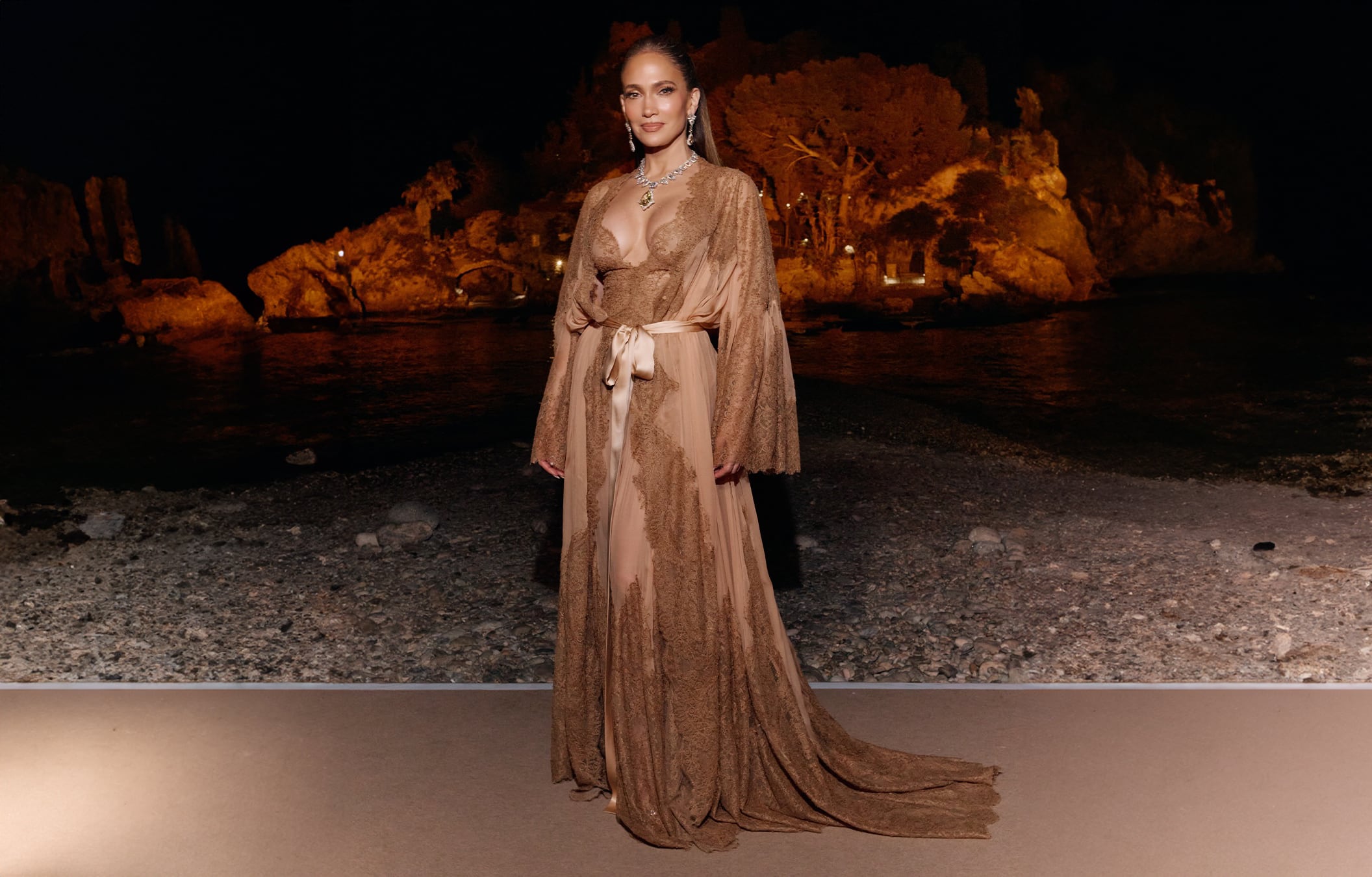 La firma italiana presentó sus nuevas colecciones de Alta Moda, Alta Sartoria y Alta Gioielleria, teniendo como una de sus modelos de lujo a Jennifer Lopez.