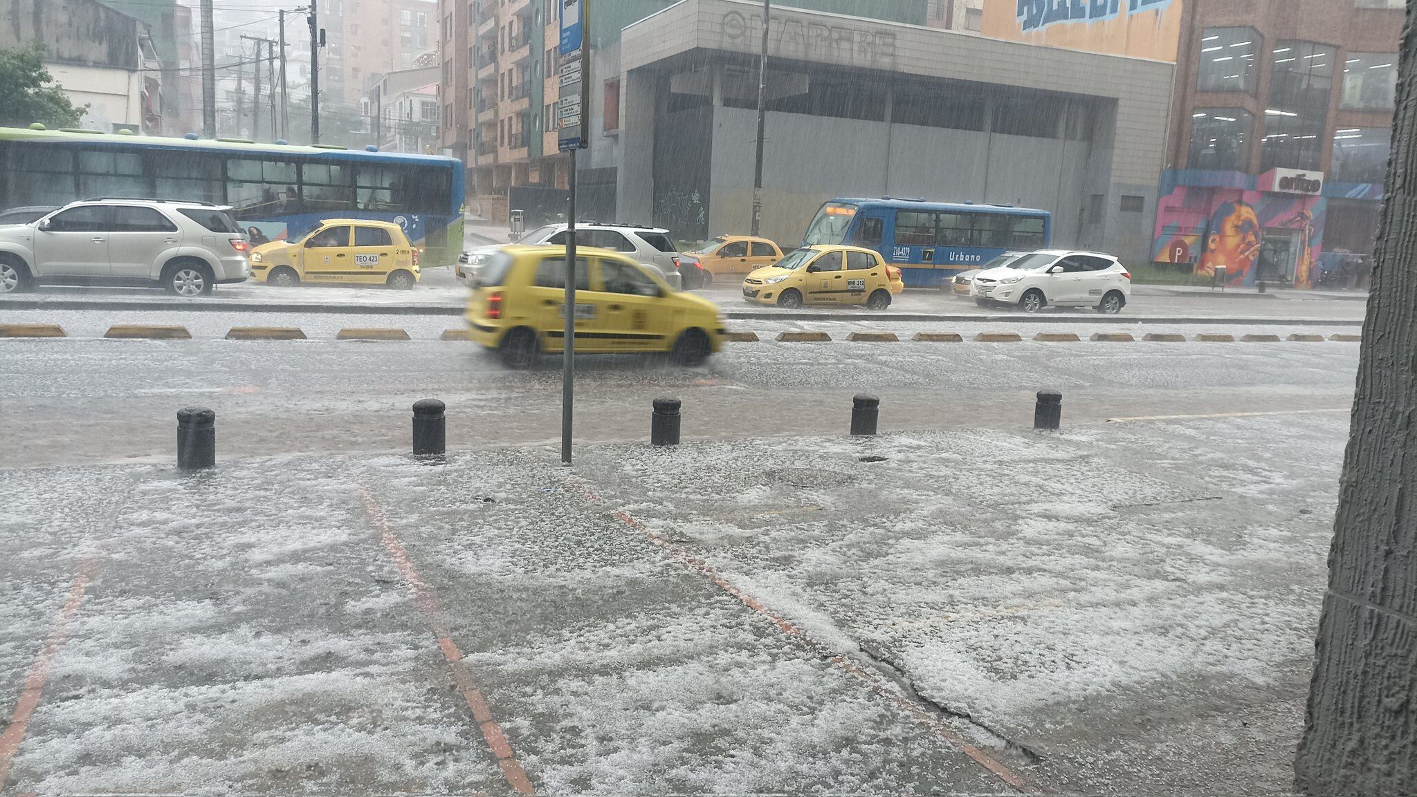 Foto de la granizada que azotó a Bogotá este jueves en la tarde.