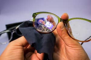 Aquellos que buscan métodos simples y prácticos para el cuidado de sus gafas descubrirán que la crema dental puede desempeñar un papel destacado en la eliminación de suciedad y manchas.