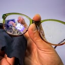 Aquellos que buscan métodos simples y prácticos para el cuidado de sus gafas descubrirán que la crema dental puede desempeñar un papel destacado en la eliminación de suciedad y manchas.