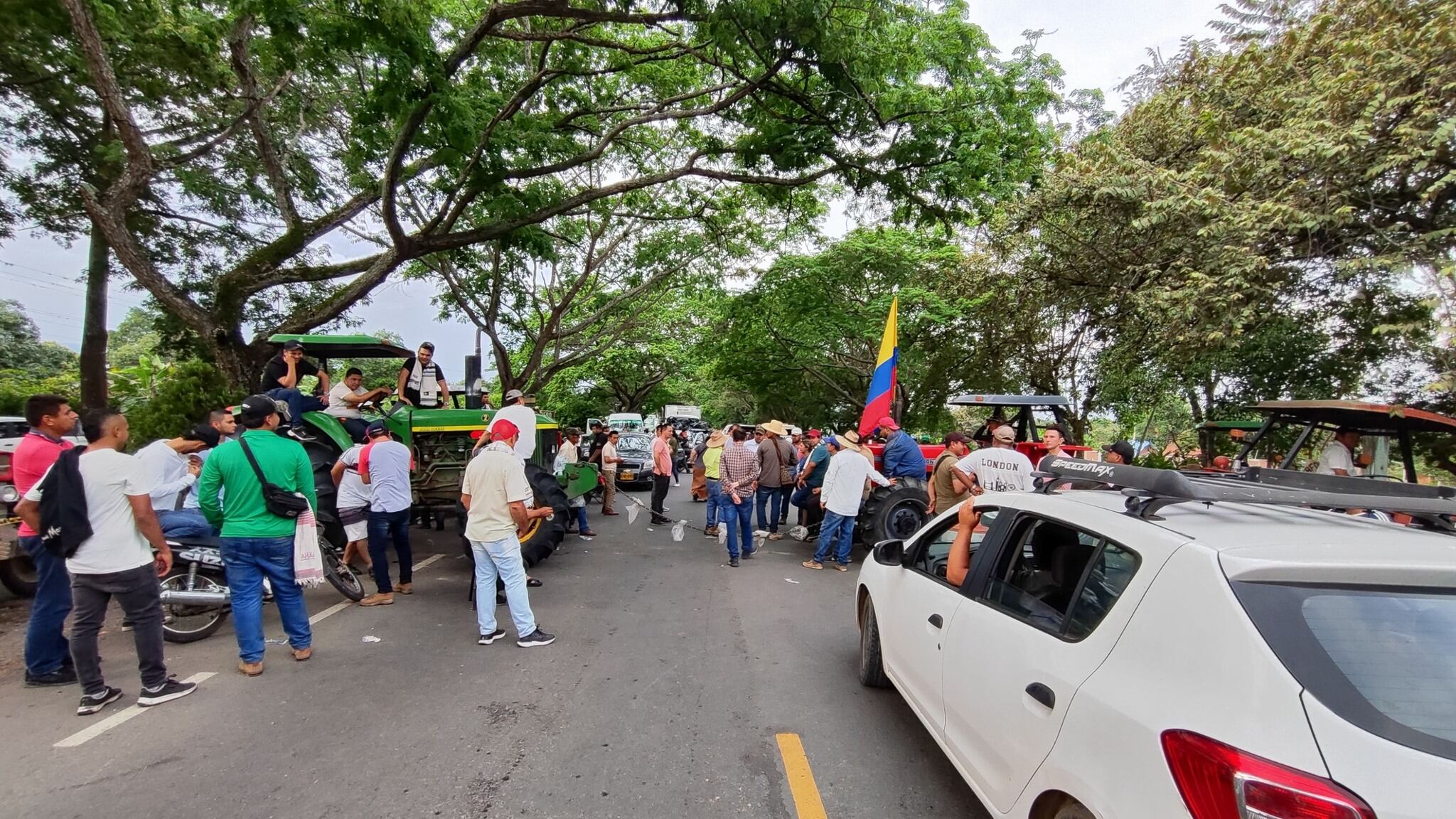 Los arroceros del departamento del Huila continúan en paro indefinido debido a la crisis que atraviesa el sector. En diferentes puntos del departamento la movilidad está restringida.