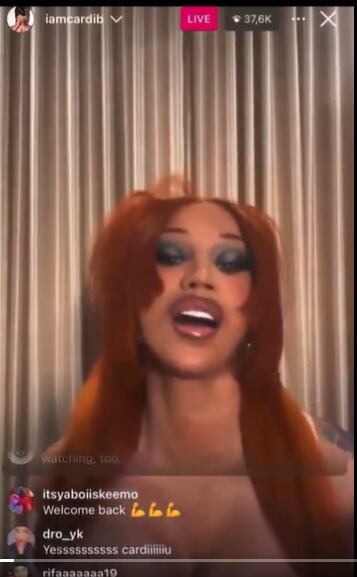 Cardi B mostró sus senos, mientras bailaba una canción de Shakira.