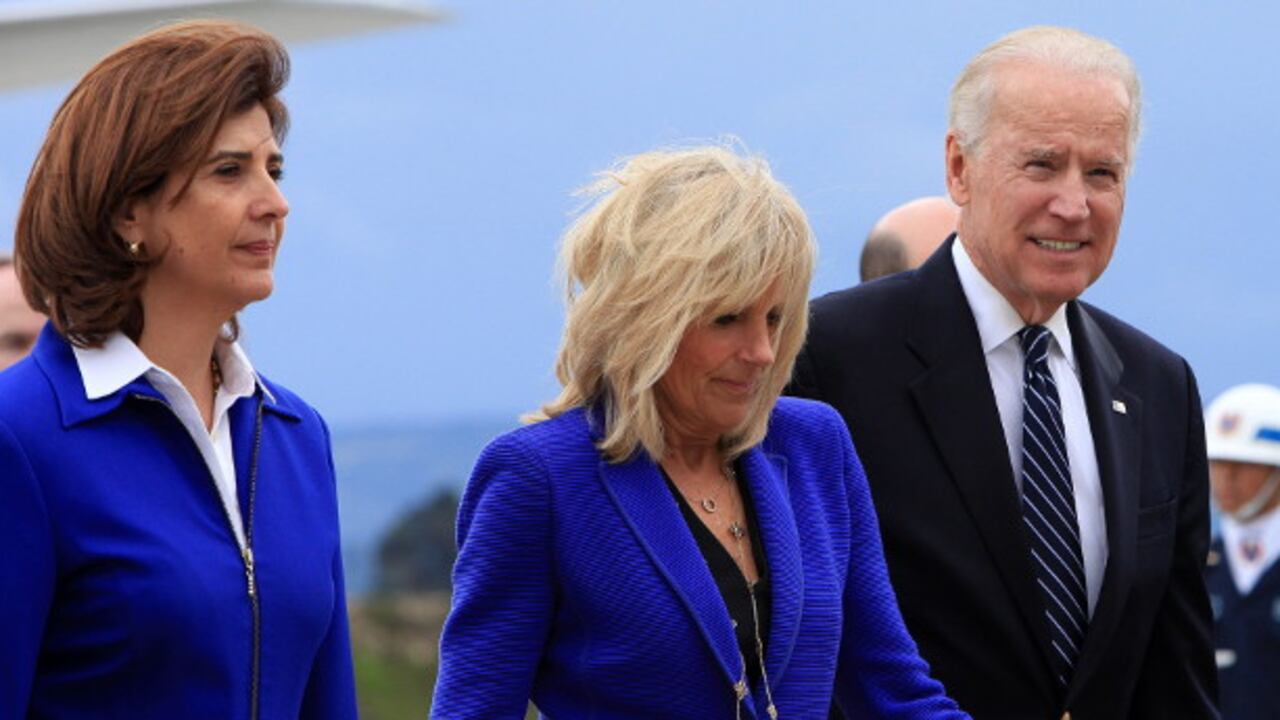 La canciller María Ángela Holguín (i), recibe al vicepresidente de Estados Unidos, Joe Biden (d), y su esposa, Jill Biden (c), a su llegada al aeropuerto militar de Catam.