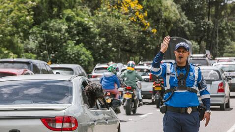 La Secretaría de Movilidad ha definido los horarios y restricciones del pico y placa regional para este lunes festivo en Bogotá, buscando facilitar el regreso de miles de ciudadanos a la capital.