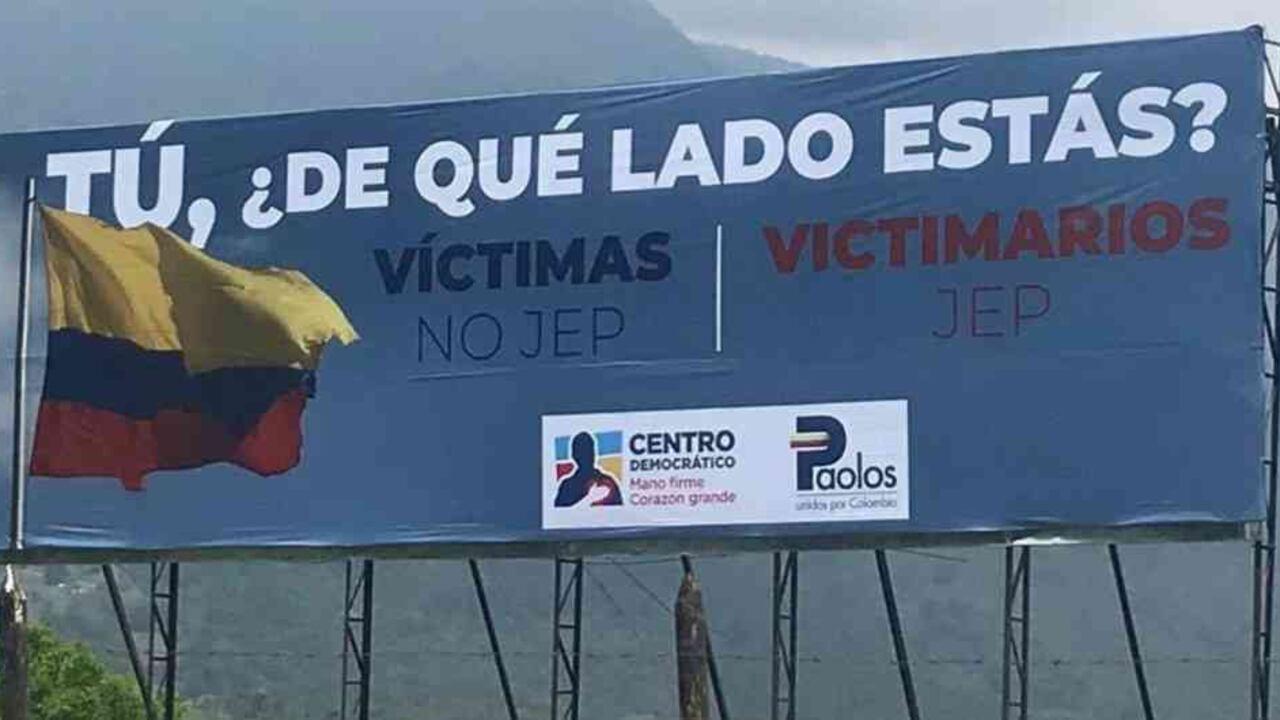 Vallas como esta fueron instaladas en Antioquia por militantes del partido Centro Democrático. Foto: tomada de @IvanCepedaCast