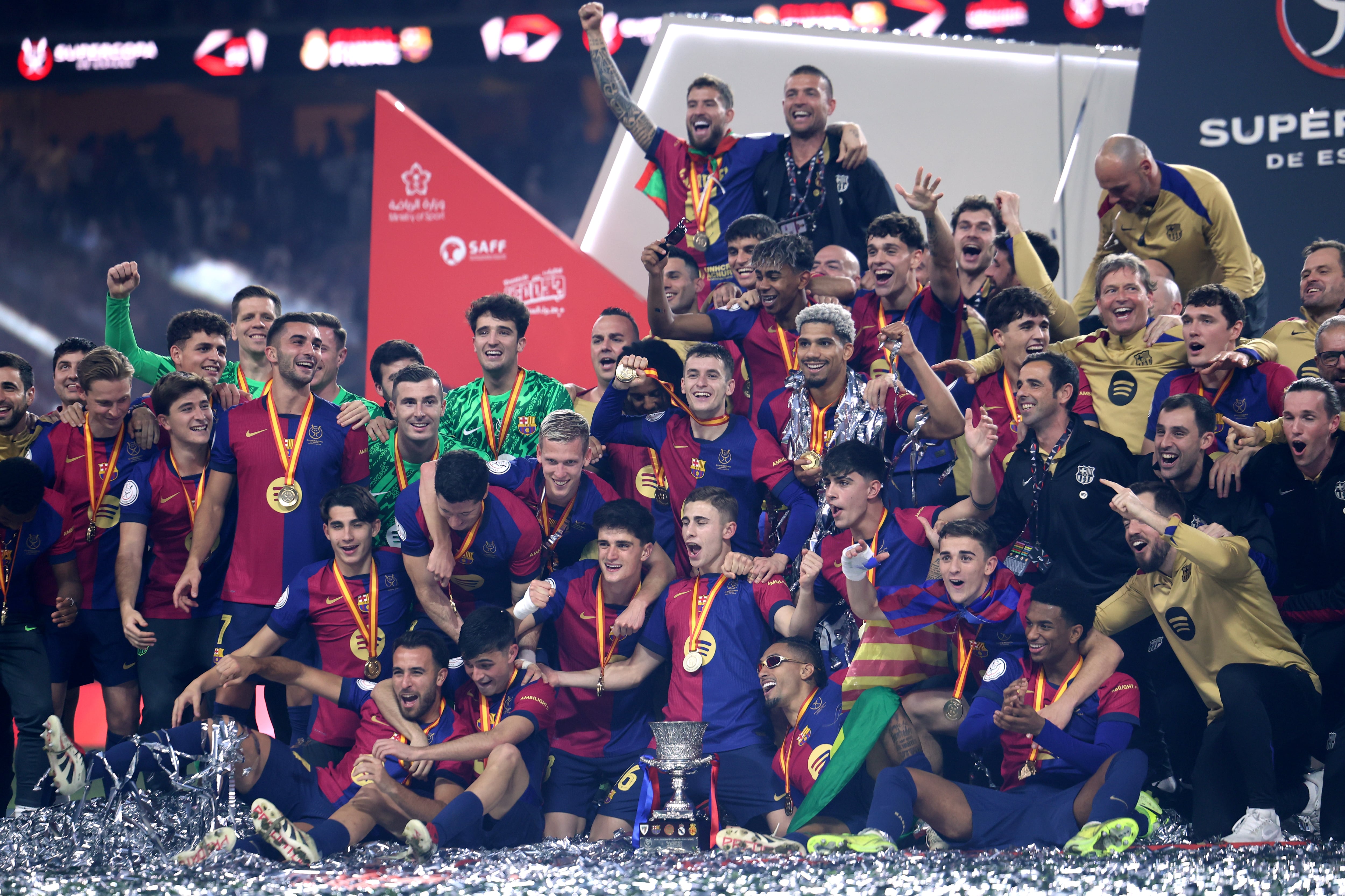 Barcelona alzando el trofeo de campeón en la Supercopa de España.
