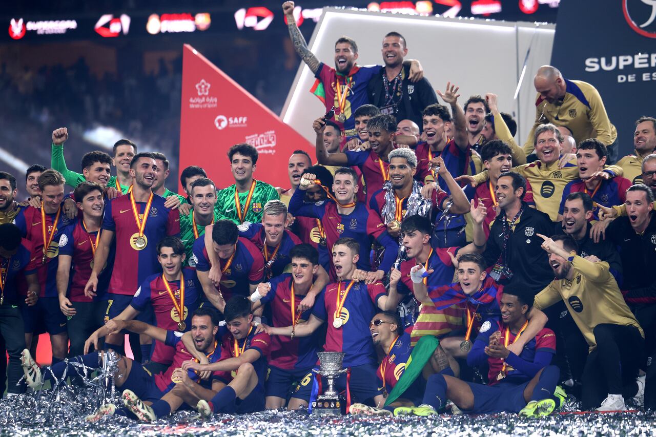 Barcelona alzando el trofeo de campeón en la Supercopa de España.