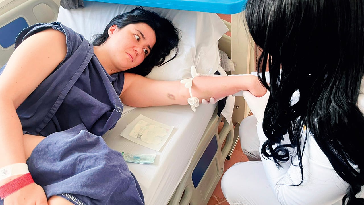 "Realmente, es una cirugía muy dura. Yo me levanté con mucho dolor y era algo terrible. Duró cuatro o cinco horas".