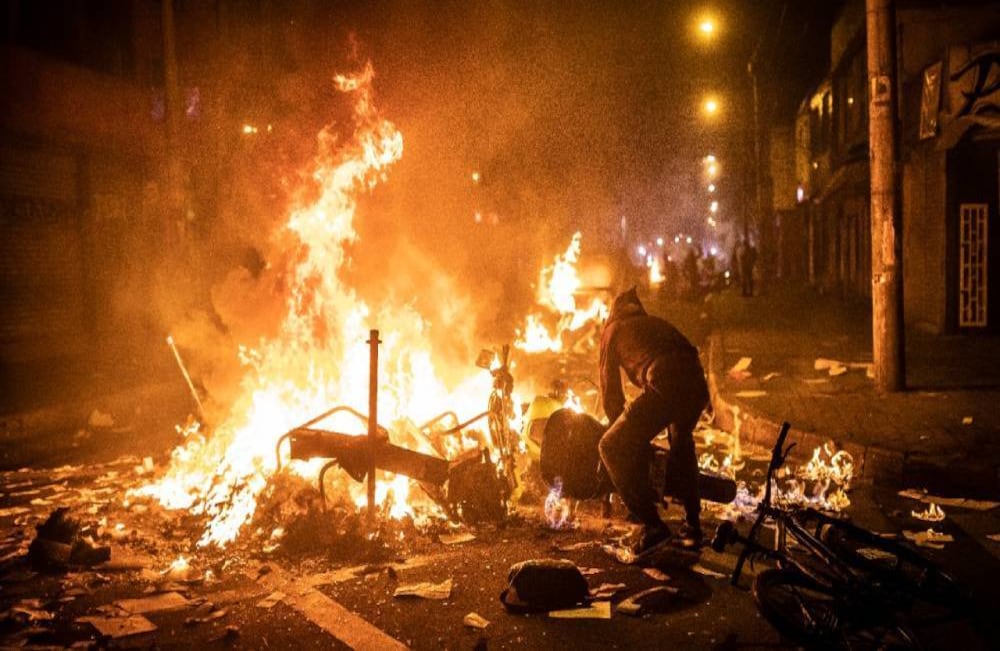 En la carrera 77A con calle 64H, los manifestantes prendieron una hoguera con material de construcción, palos, bolsas de basura y sillas, justo en frente de dos entidades bancarias y debajo de varios cables de luz. La llama y humareda provocaron cortes intermitentes de la energía eléctrica en la red pública. Esteban Vega / SEMANA