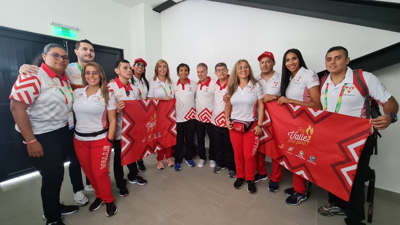 Gobernadora del Valle junto con la delegación deportista del departamento.