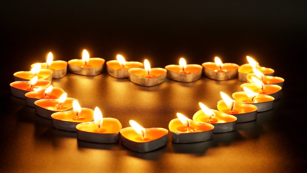 La luna nueva del 2 de septiembre trae consigo una oportunidad para atraer el amor verdadero. Mediante un ritual especial, es posible aprovechar la energía de este ciclo lunar para manifestar una relación auténtica y significativa.