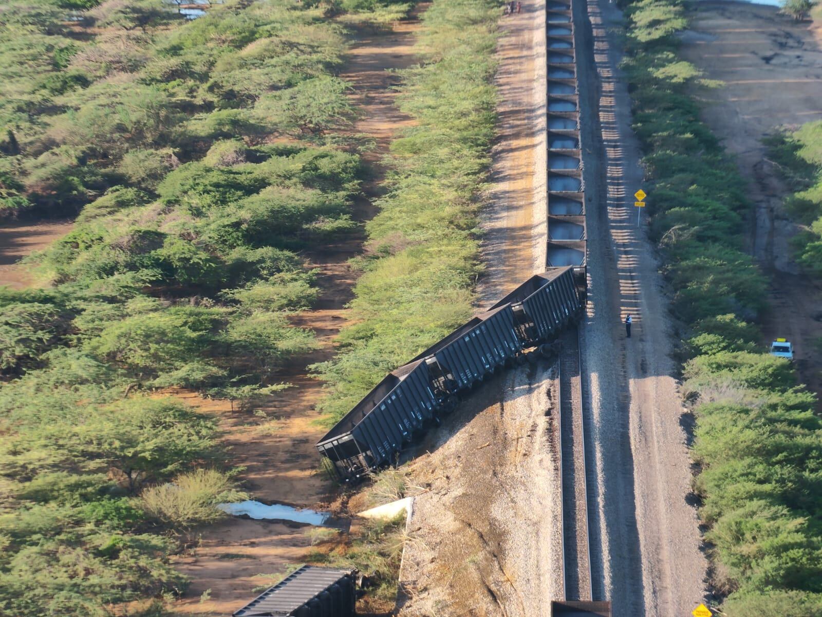 Tren descarrilado en la Guajira al parecer por un atentado ejecutado por el ELN.