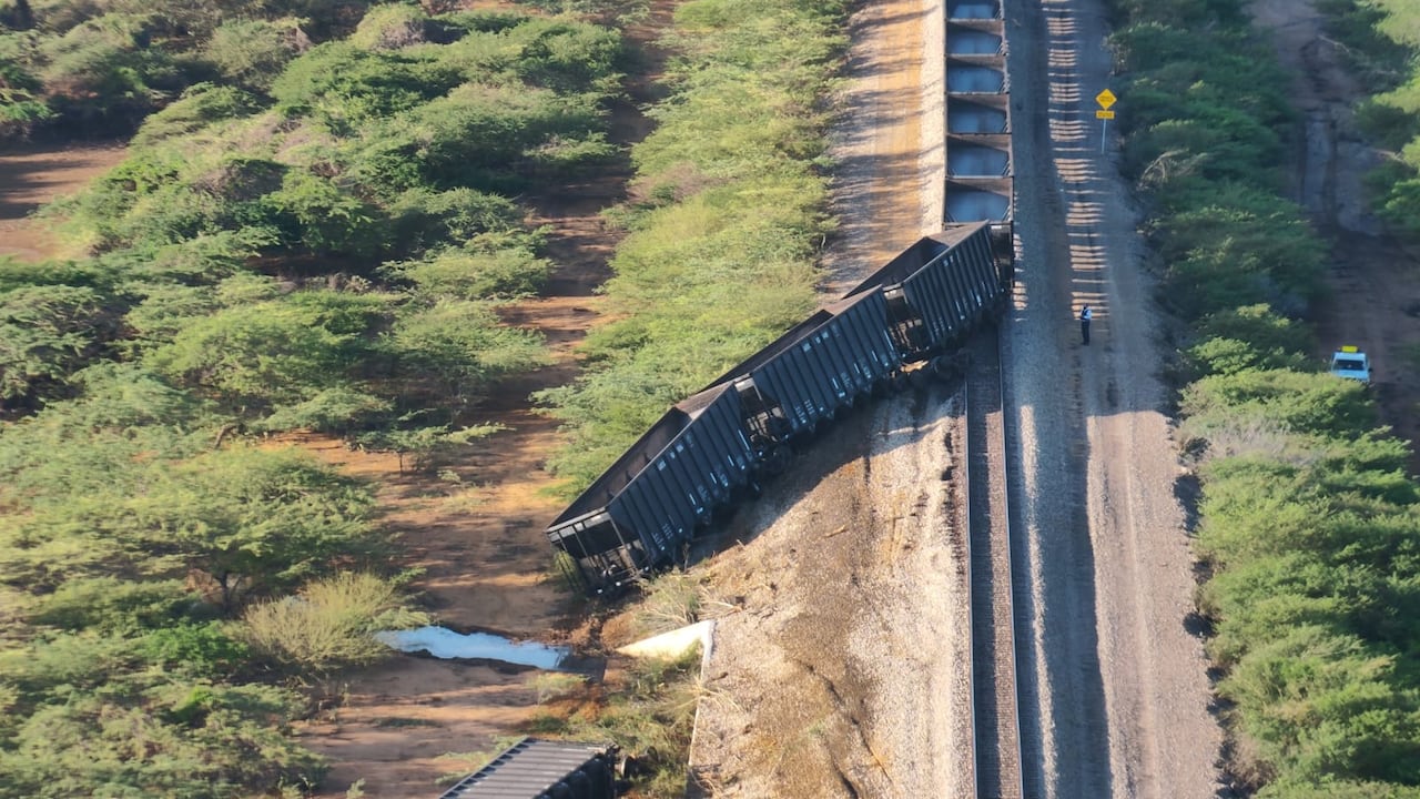 Tren descarrilado en la Guajira al parecer por un atentado ejecutado por el ELN.