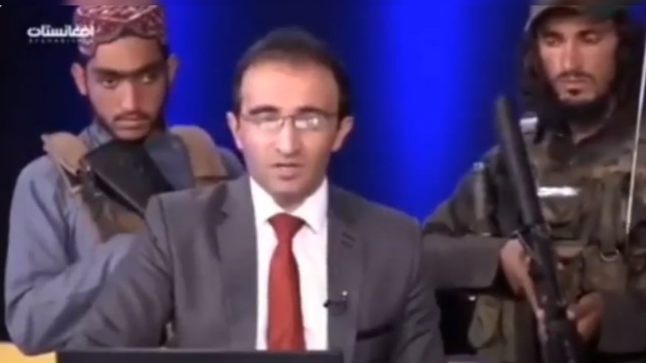 Periodista afgano rodeado de talibanes