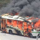 Doce hombres quemaron un bus alimentador del metro en el sector conocido como La Lomas de los Bernal.