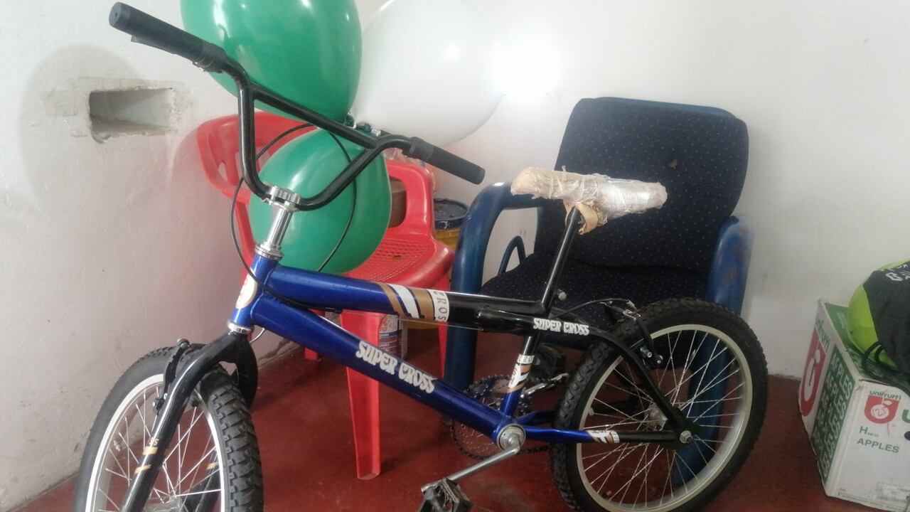 La bicicleta es el medio de transporte del niño para ir a la escuela