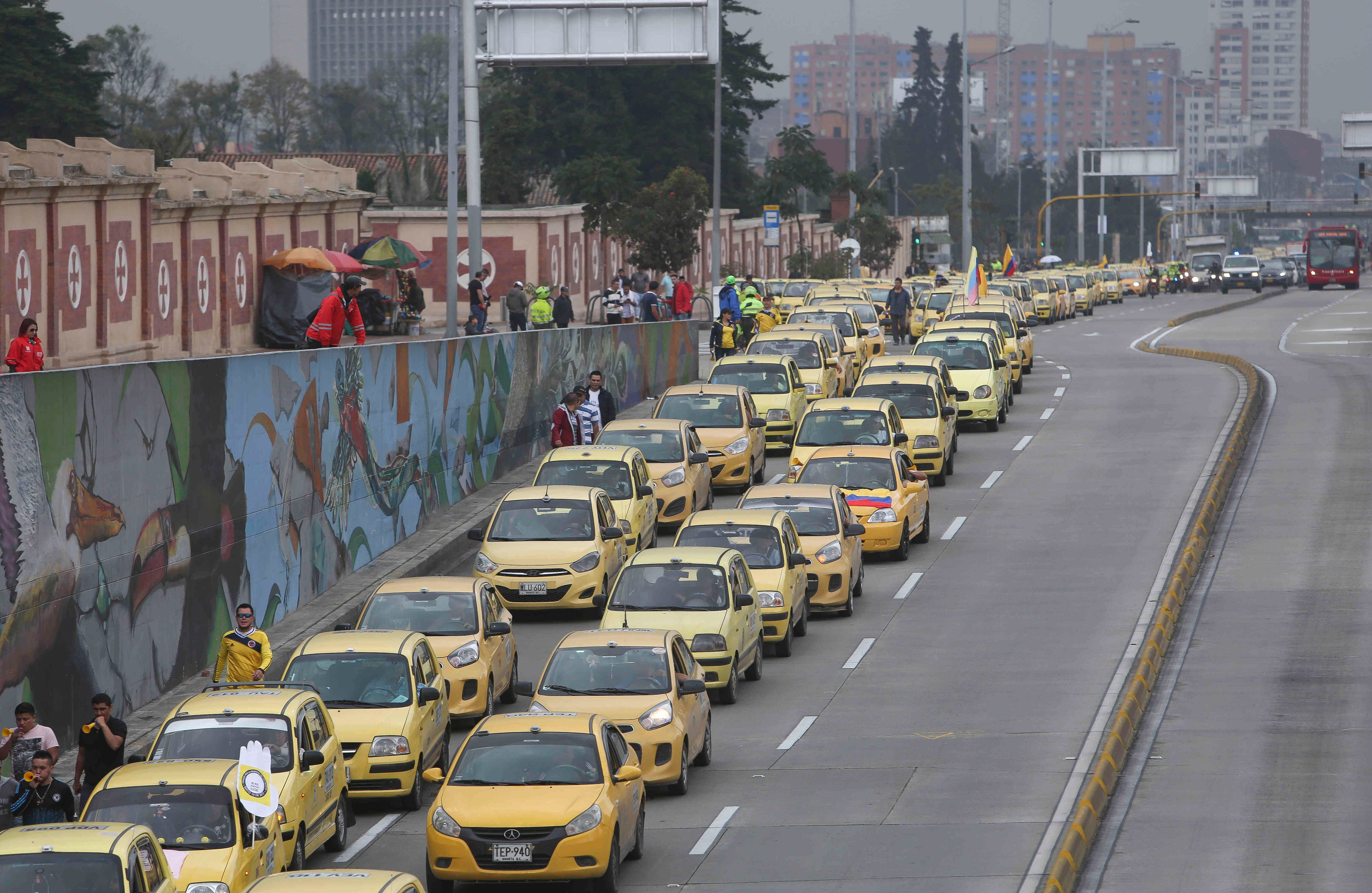 Caravana de taxis por la calle 26 a la altura de la Avenida Caracas. 1400 personas a pie se unieron a varias marchas. Esteban Vega La-Rotta / Semana