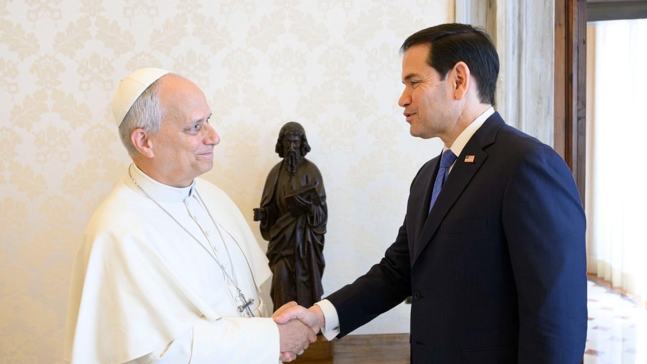 Papa León estrecha la mano de Marco Rubio.
