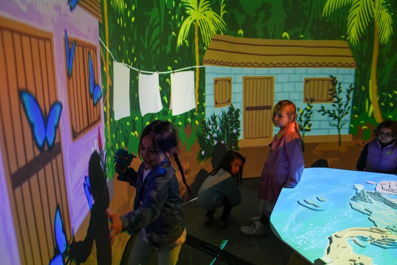 Estas nuevas salas, pensadas para niños, niñas, jóvenes y familias, que abordan pequeñas historias del país desde lo sonoro, lo audiovisual y lo táctil.
