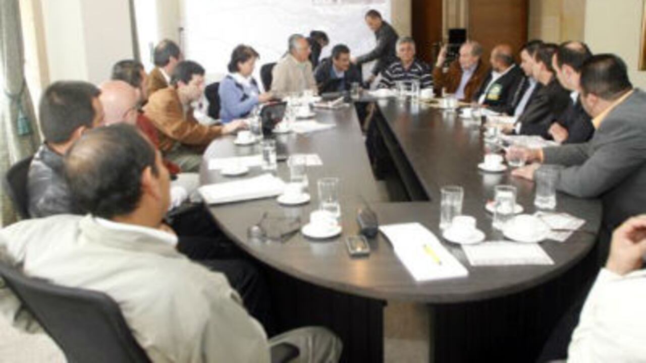 Foto divulgada en el perfil de Twiter del alcalde de Bogotá, Gustavo Petro, que muestra la reunión del lunes entre la Alcaldía y representantes de los taxistas.