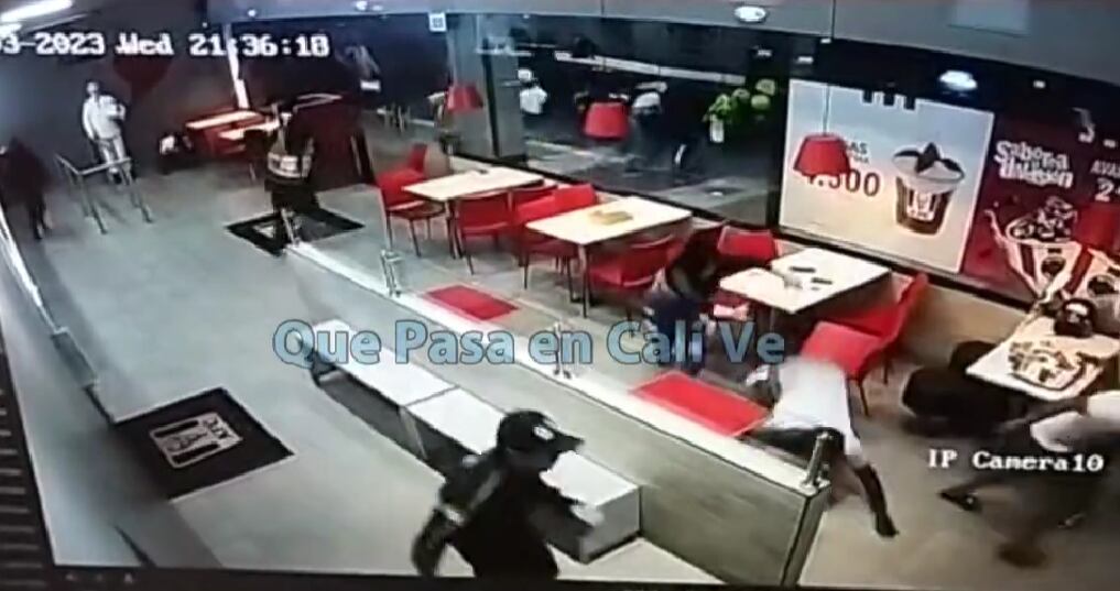 Revelan impresionante video de cómo asesinaron a un hombre en restaurante de Cali; no les importó que había dos policías en el lugar.