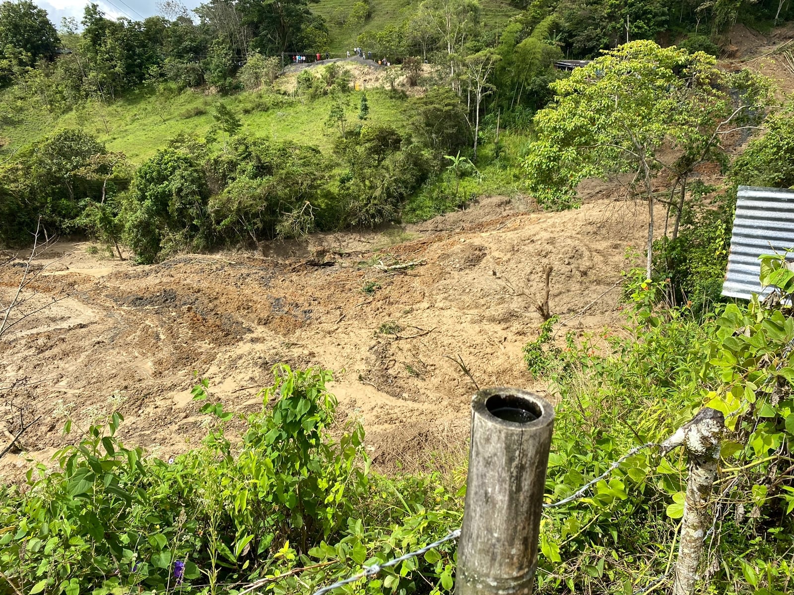 Así quedó el paso vehicular en la vía Panamericana a la altura de Rosas, Cauca