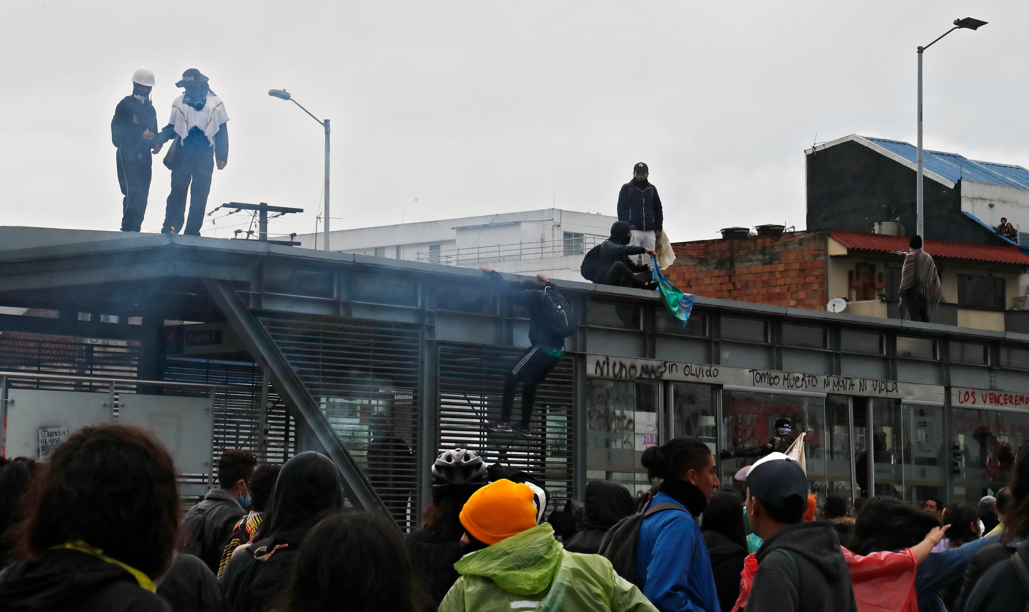 Vandalismo en estación Ciudad Universitaria de Transmilenio durante las marchas del aniversario de las protestas del 28 de abril
Bogotá 28 de abril del 2022
foto Guillermo Torres / Semana