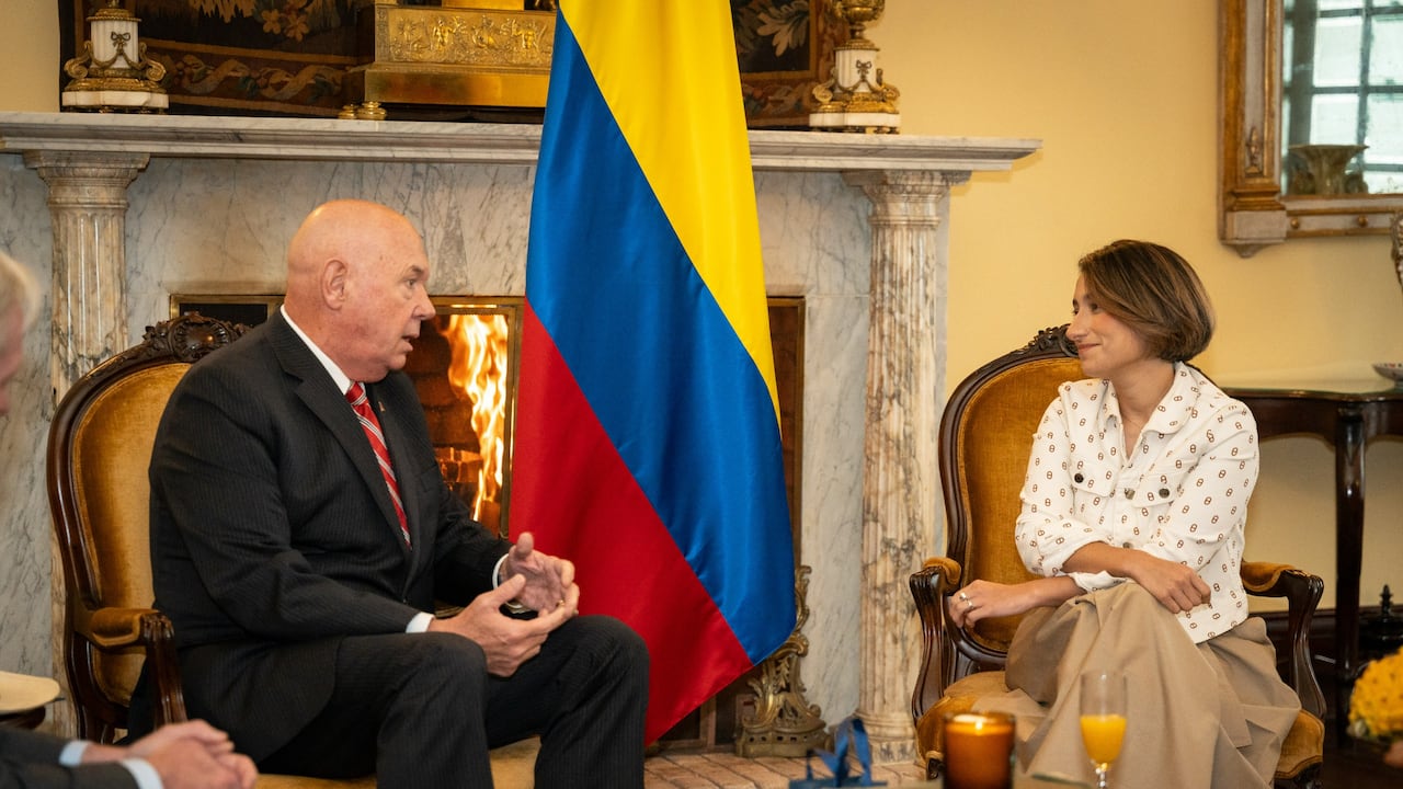 Laura Sarabia y el Embajador Encargado de Negocios de los Estados Unidos en Colombia, John McNamara.