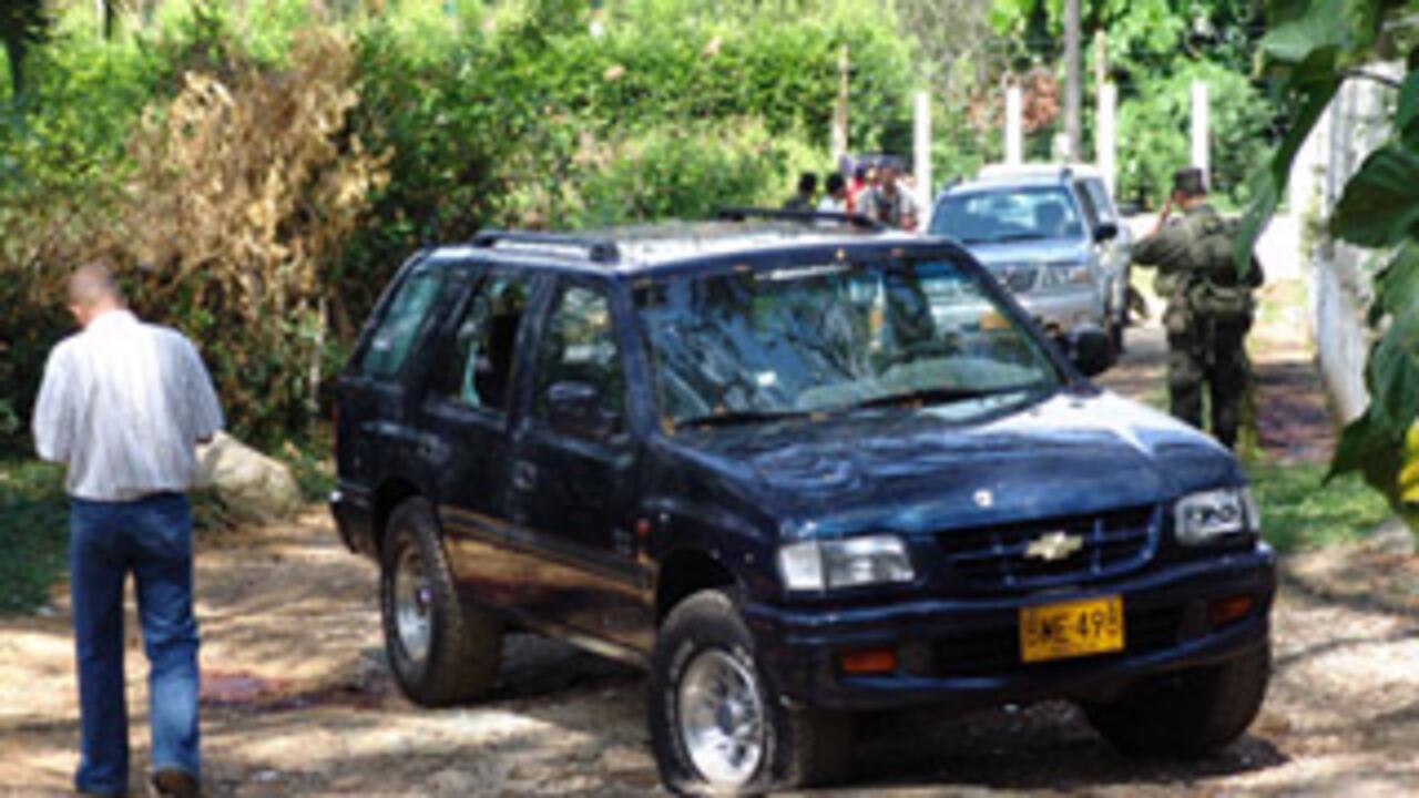 Aspecto de los vehículos tras la masacre perpetrada por los militares contra los policías en Jamundí.