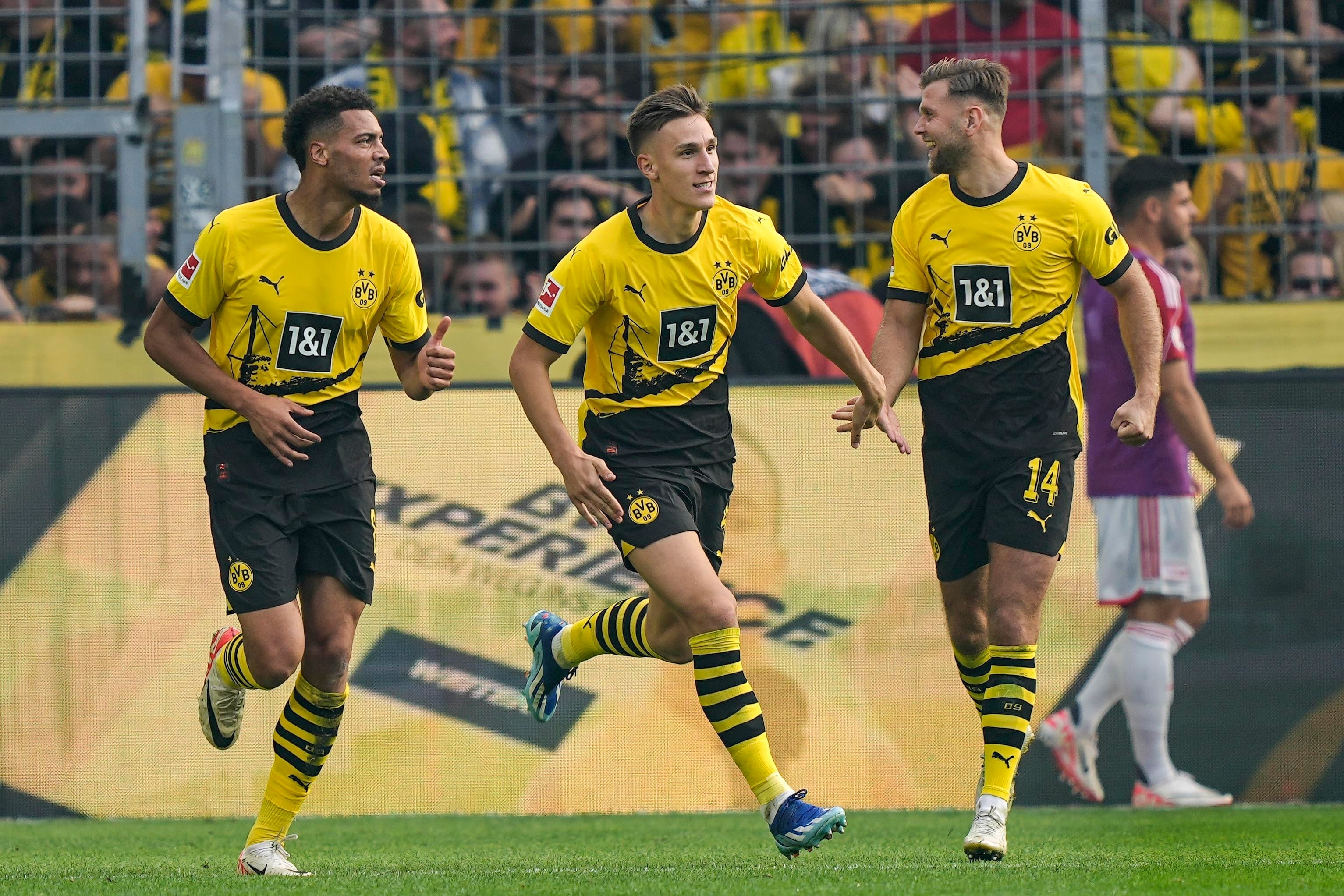 Nico Schlotterbeck, centro, de Dortmund, celebra después de anotar el segundo gol de su equipo durante el partido de fútbol de la Bundesliga alemana entre Borussia Dortmund y Union Berlin en Dortmund, Alemania, el sábado 7 de octubre de 2023. (Foto AP/Martin Meissner)