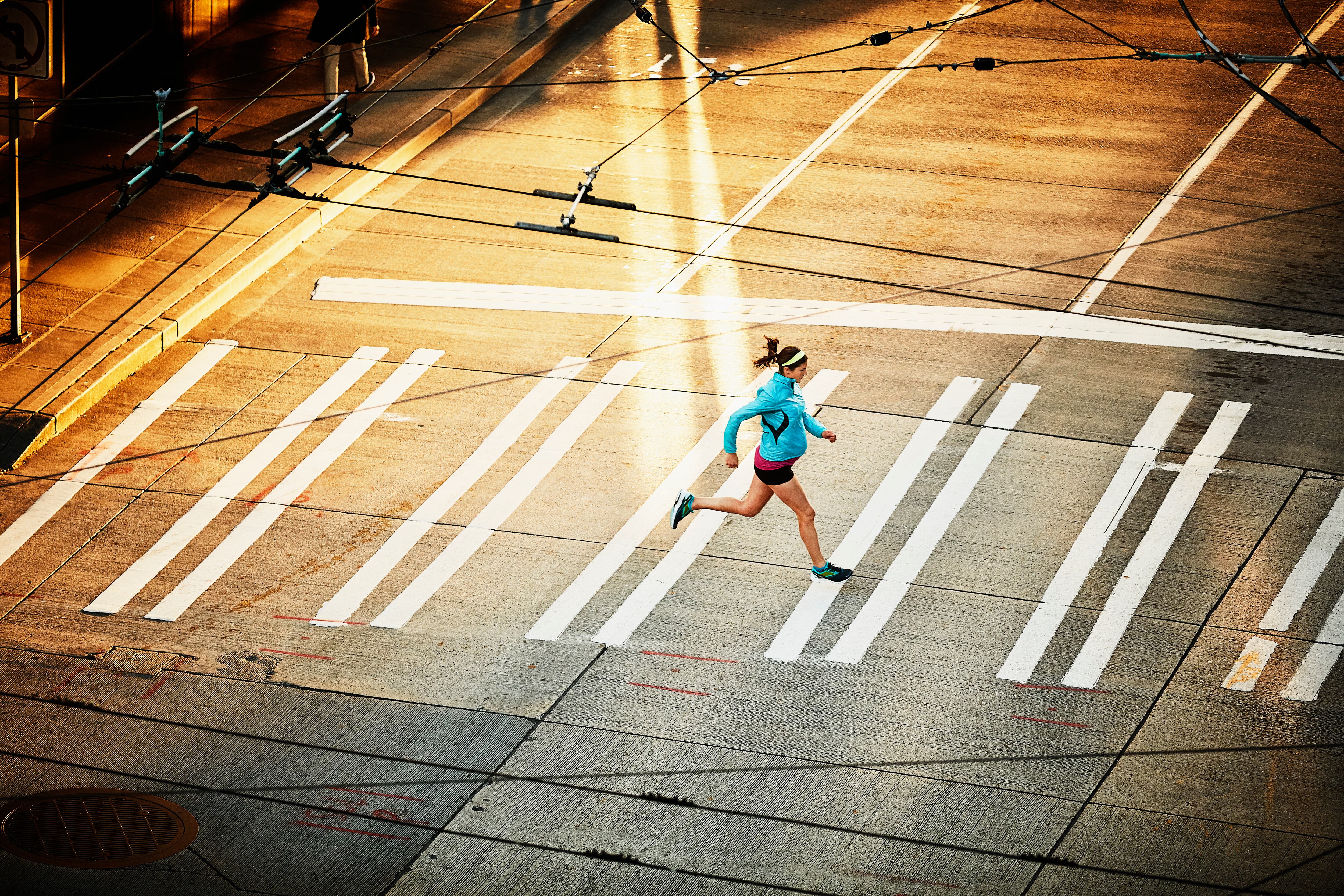 Mujer haciendo ejercicio en las mañanas