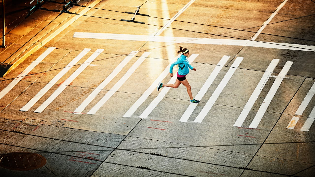 Mujer haciendo ejercicio en las mañanas