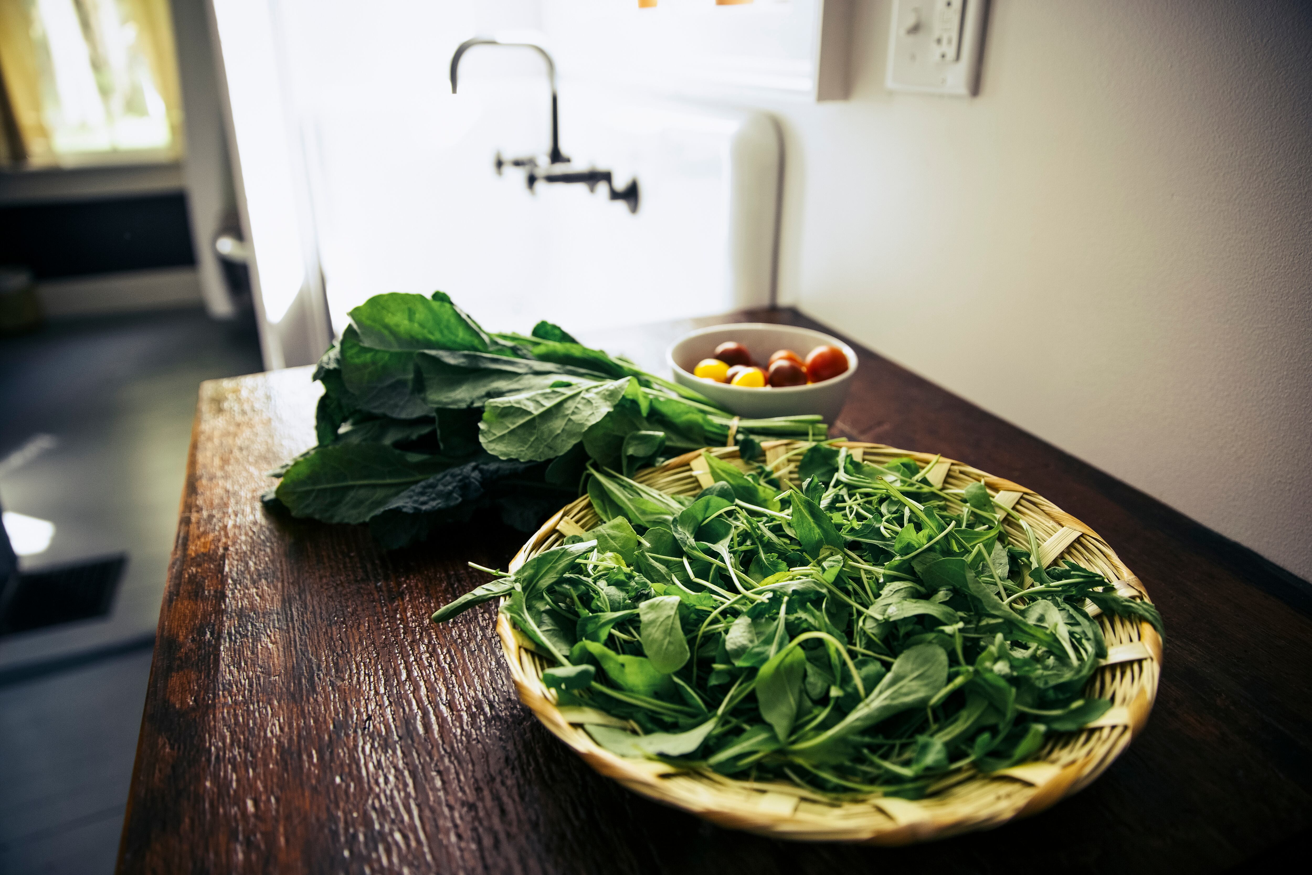 La rúcula tiene un bajo contenido calórico.