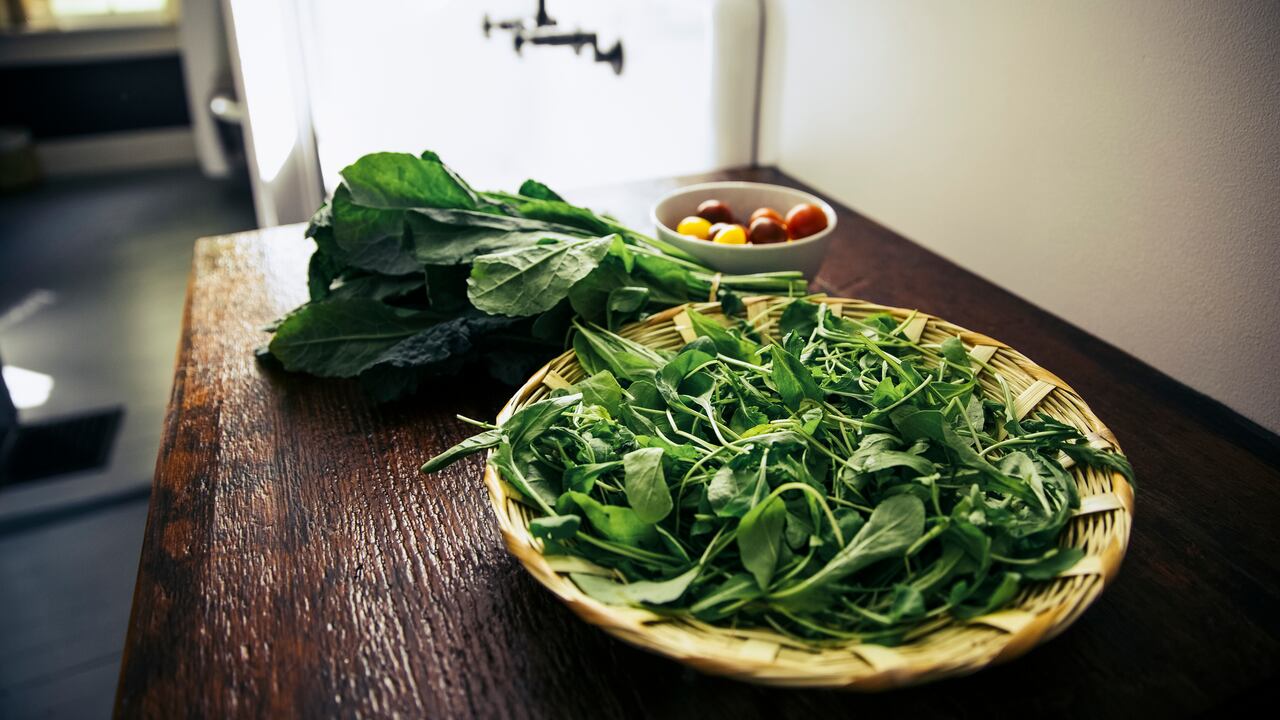La rúcula tiene un bajo contenido calórico.
